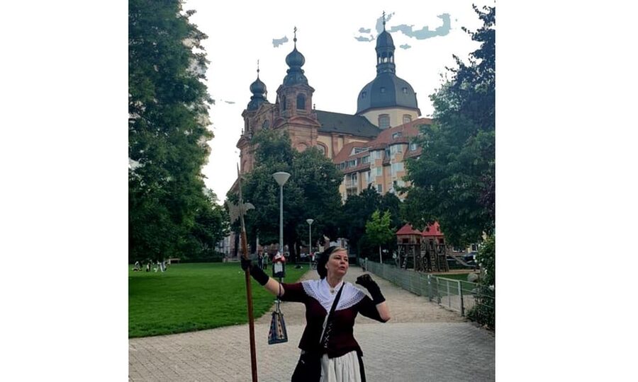 Mannheim: Public Night Watchman Tour with Night Watchwoman Marie - Dalberghaus before returning to the palace