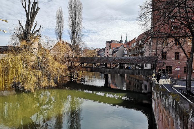 Medieval Tour in Nuremberg in Spanish - Hangman’s Bridge explains a feared profession