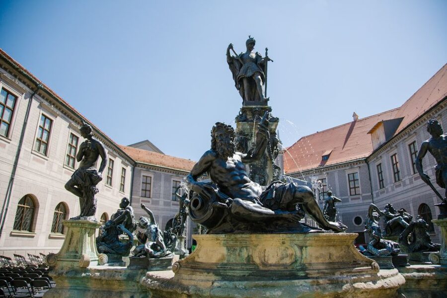 Munich: Bike Tour with Beer Garden Break - Siegestor, Odeonsplatz, and the Residenz