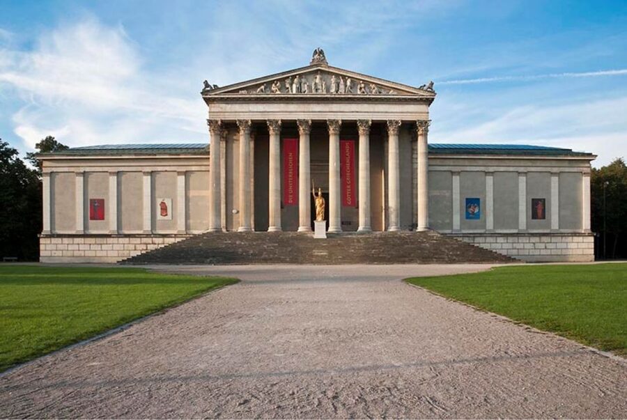 Munich: City Pass 45+ Top Attractions and Public Transport - Nymphenburg Palace requires a proper half-day