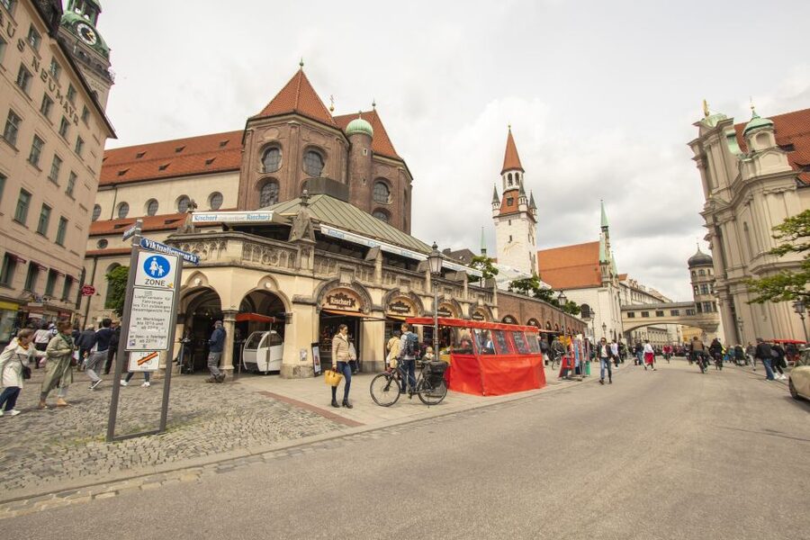 Munich: Express Walk with a Local in 90 minutes - Marienplatz gives you Munich’s grand opening scene