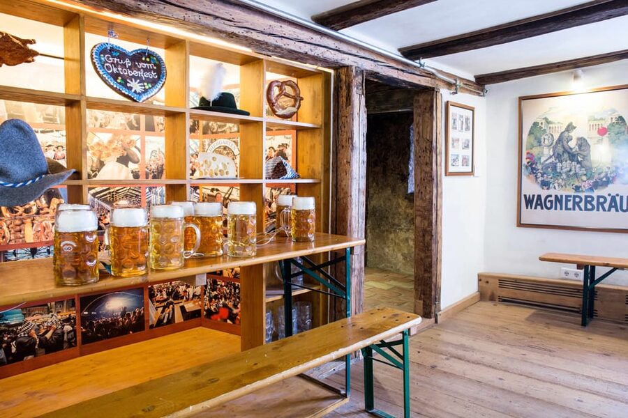 Munich: Food Tour Beer- 3 small beers & "Brotzeit" in GERMAN - How the value compares with a simple beer hall visit