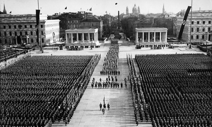 Munich: Historical Walking Tour on the Rise of Hitler - What the German-language format means for you