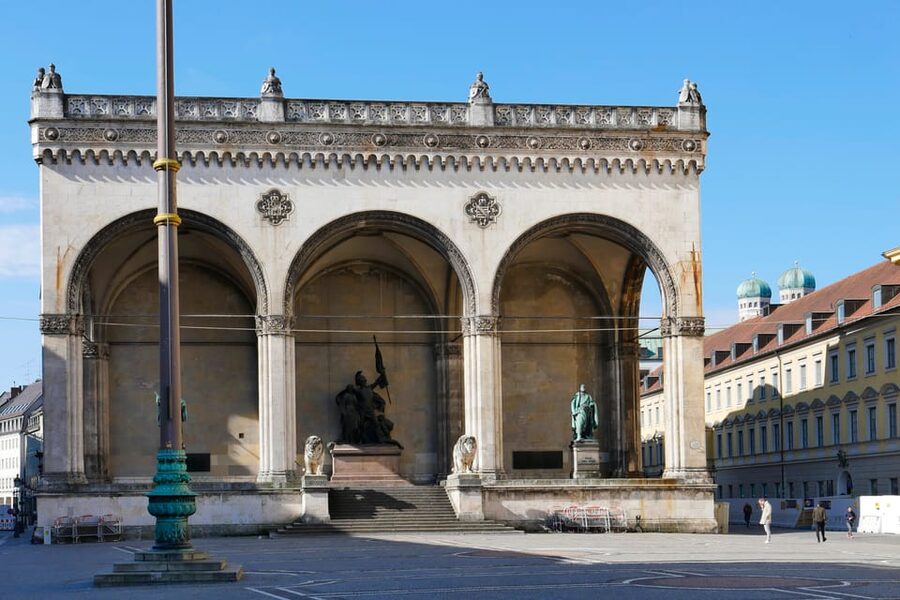 Munich: National Socialism Historical Tour in GERMAN - How the photographs improve the walk