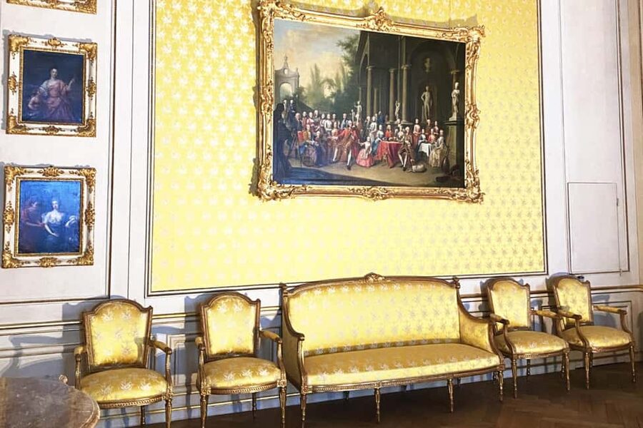 Munich Nymphenburg Palace Tickets and Tour, Carriage Museum - The meeting point and first approach