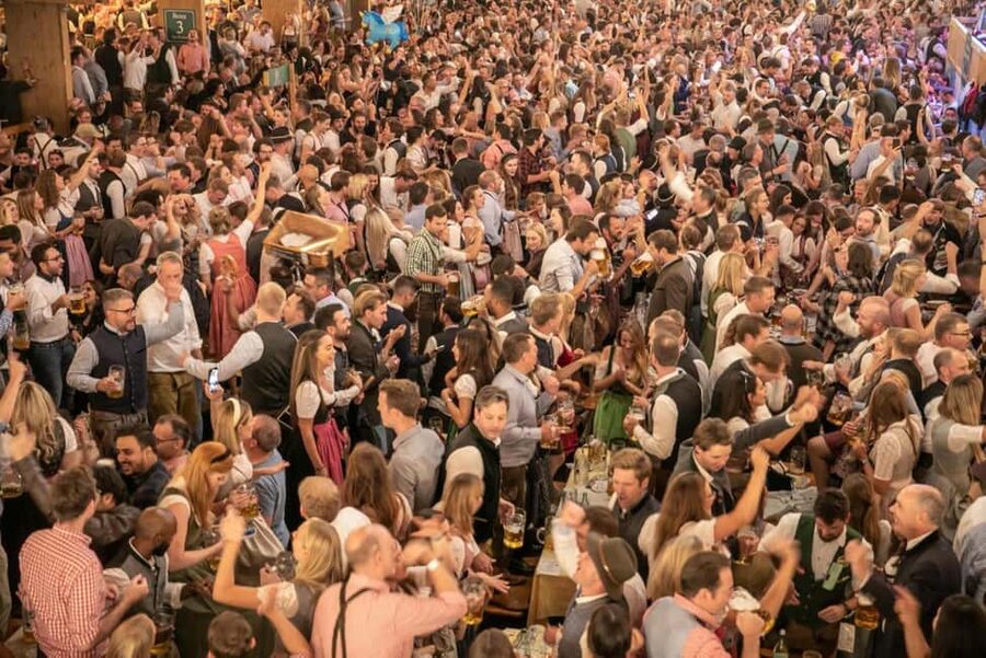 Munich: Oktoberfest Big Beer Tent Evening including table reservation - Meeting at Gotheplatz and walking to the Wiesn