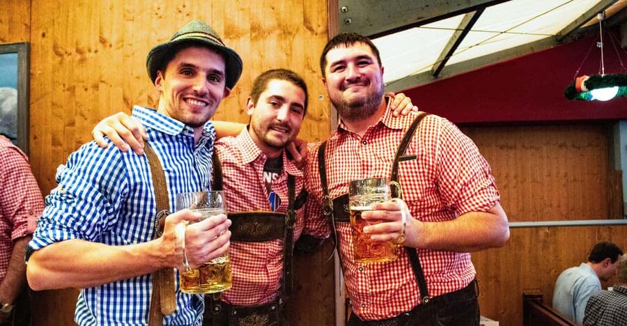 Munich: Oktoberfest Tour with Tent Reservation, Food & Beer - Seeing the Wiesn before entering the tent