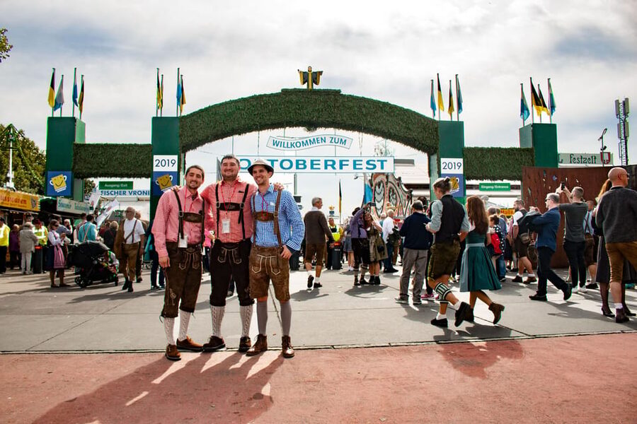 Munich: Oktoberfest Tour with Tent Reservation, Food & Beer - Who should book this four-hour tour?