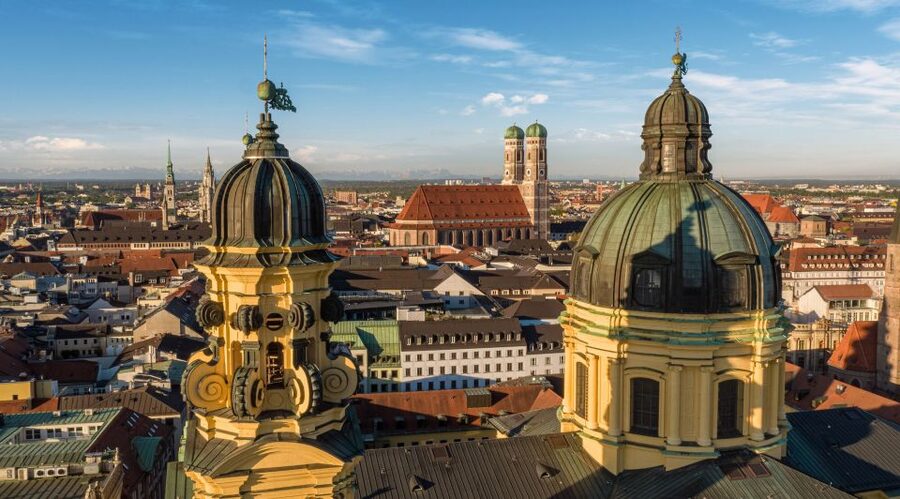 Munich: Old Town Guided Walking Tour - Marienplatz and the New Town Hall