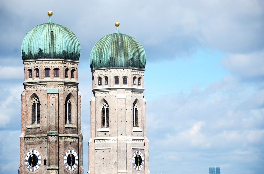 Munich: Old Town Walking Tour in Spanish - Marienplatz and the Town Hall Chimes