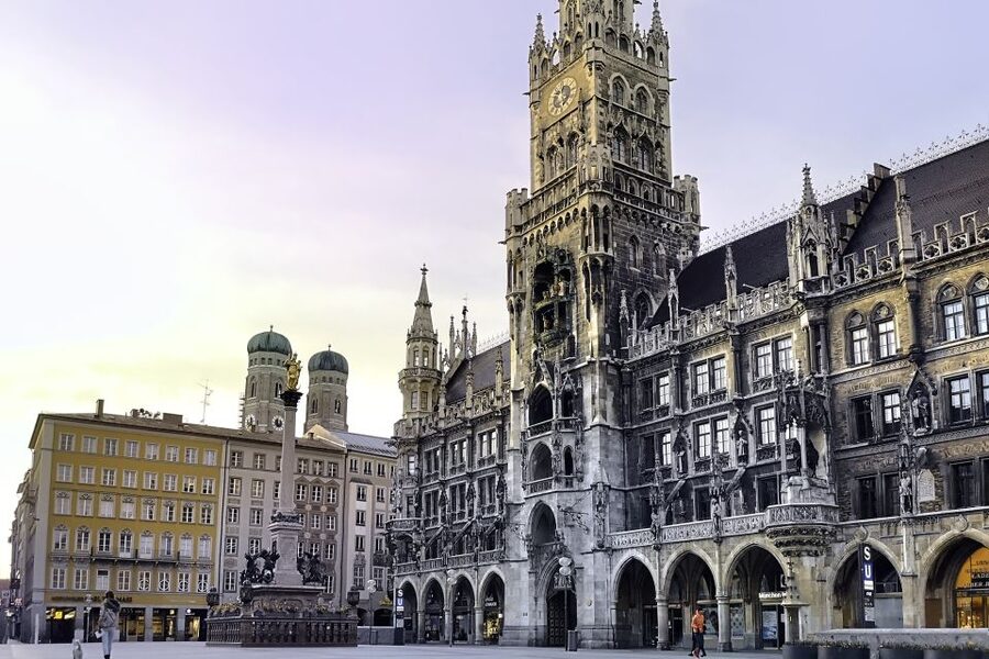 Munich: Old Town Walking Tour in Spanish - Frauenkirche, Munich’s Famous Cathedral