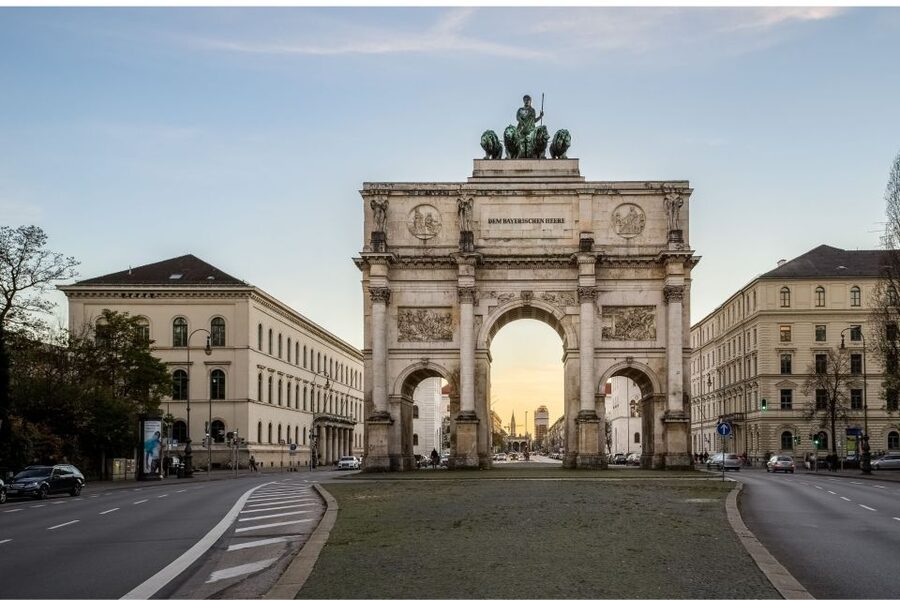 Munich : Private Walking Tour with A Guide (Private tour) - How the walking and transport arrangements work