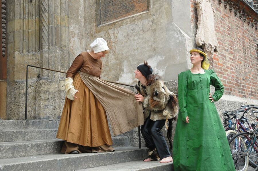 Munich: Scary Tour with actors in GERMAN - The Schöner Turm and the unfortunate goldsmith