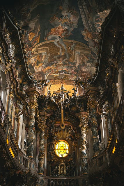Munich: Spanish Guitar & Bach Toccata at Asamkirche - A Close Look at the Spanish Guitar Selections