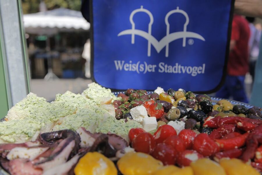 Munich: Viktualienmarkt Food Tasting Tour in German - The welcome drink sets the seasonal tone