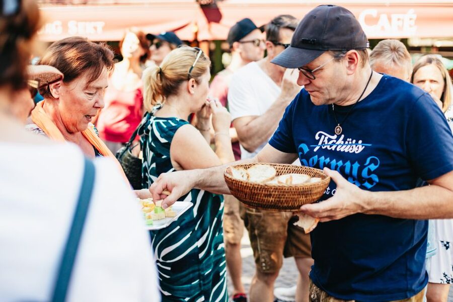 Munich: Viktualienmarkt Food Tour - International dishes and unusual fruit