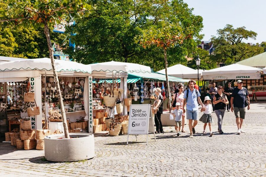 Munich: Viktualienmarkt Food Tour - The first tastings: bread, cheese, and Bavarian basics