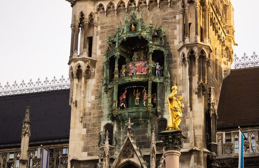Munich: Walking tour of the old town with all your senses - Churches and monuments with a lighter touch