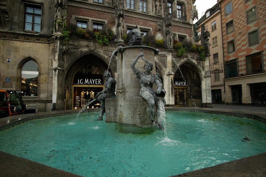 Munich: Walking tour of the old town with all your senses - The sensory element and the fountain water