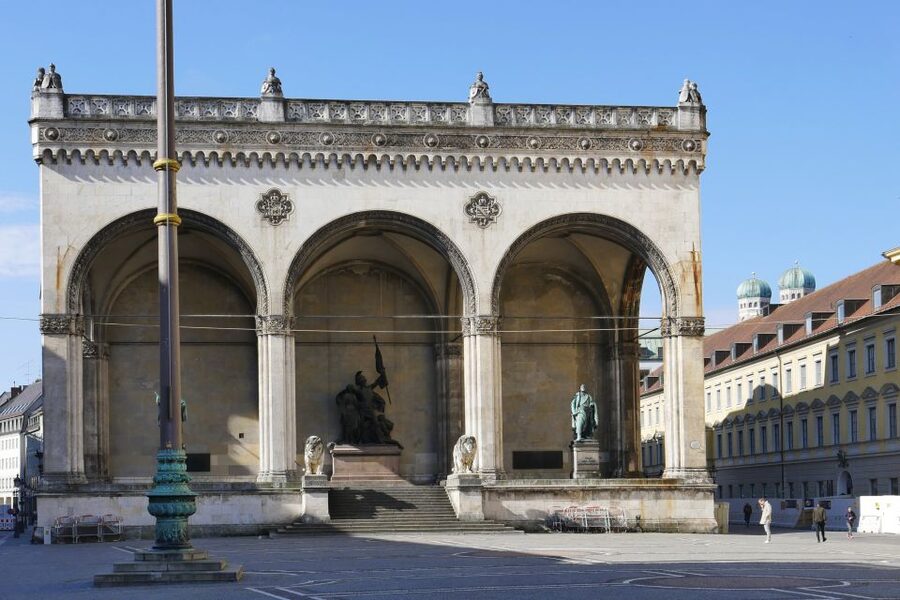 Munich: Walking Tour Old Town and Viktualienmarkt - Starting beneath the New Town Hall