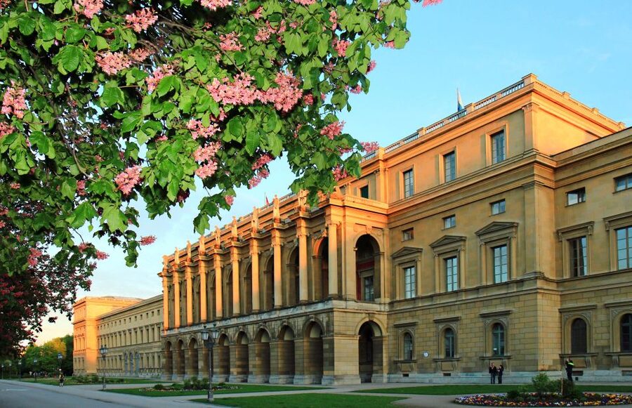 Munich: Walking Tour Old Town and Viktualienmarkt - Odeonsplatz and the Italian touch