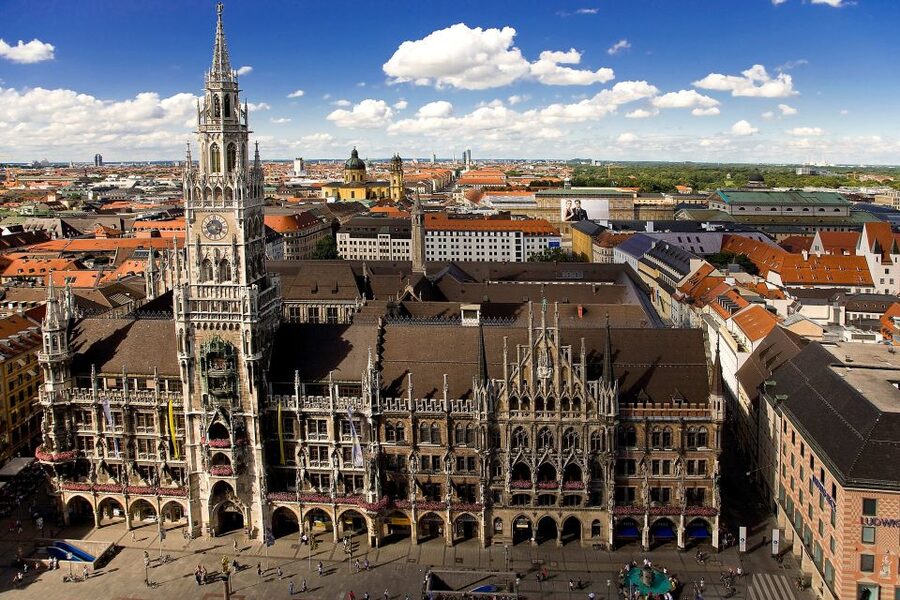 Munich: Walking Tour Old Town and Viktualienmarkt - St. Peter’s Church and Munich’s oldest parish