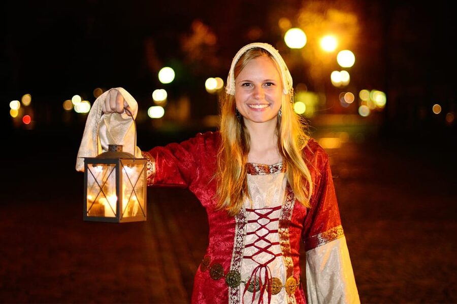 Münster: Night watchman tour through the picturesque old town by lantern light - Meeting beneath Münster’s pointed arches