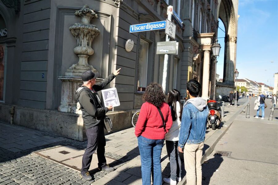 National Socialism WWII with licensed guide - private tour - Starting at Feldherrnhalle and Odeonsplatz