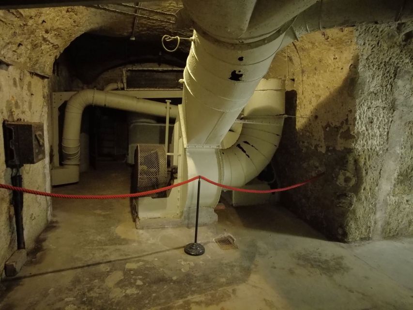Nuremberg: Historischer Kunstbunker WWII Art Bunker Tour - Entering Nuremberg’s medieval cellar