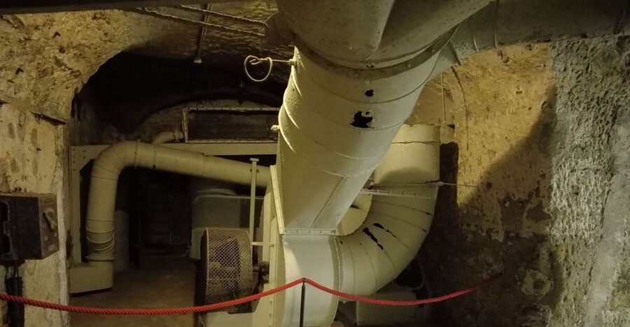 Nuremberg: Historischer Kunstbunker WWII Art Bunker Tour - Following the tunnel network with a guide