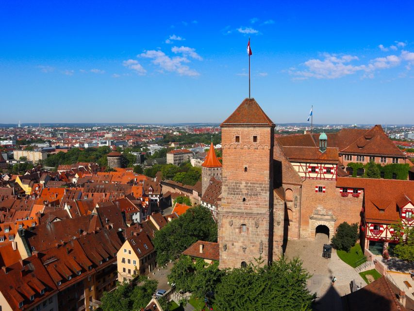 Nuremberg: Private guided tour of the Old Town in German - Making a wish at the Beautiful Fountain