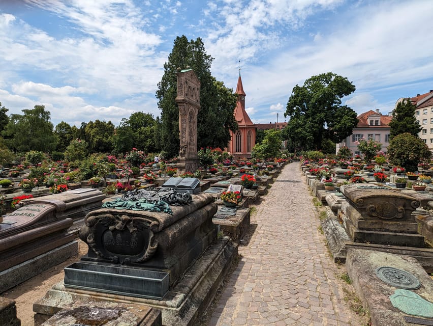 Nuremberg: St. Johannis Friedhof &Hesperidengärten IN GERMAN - Am Osttor an der Lindengasse beginnt der Rundgang