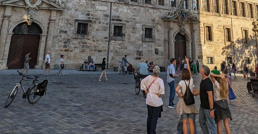 Nuremberg: The Old Town Hall - Centre of Power - IN GERMAN - The large meeting hall, then and now
