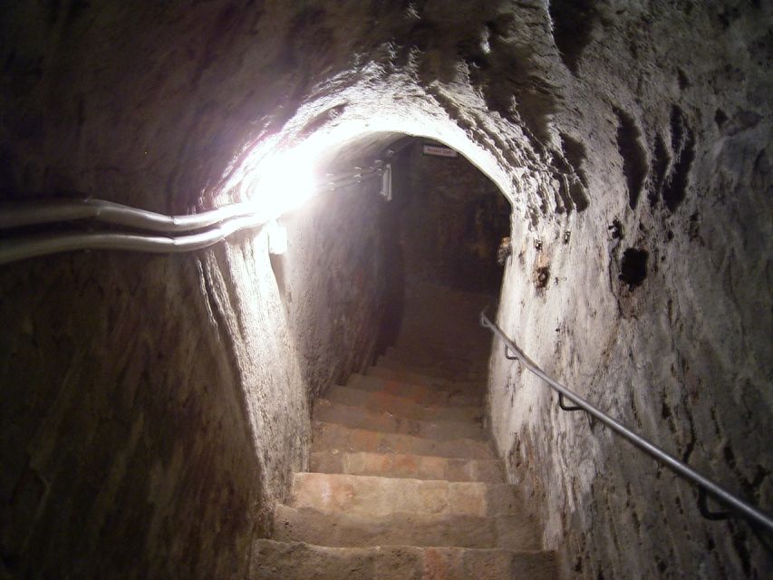 Nuremberg: Tunnels and Secret Passages in the City Wall Tour - Comparing medieval walls with sixteenth-century bastions