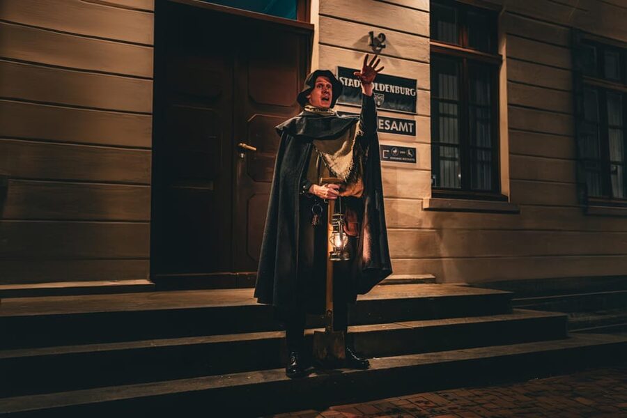 Oldenburg: "Executioners, witches & scoundrels" (crime thriller tour) - Meeting the gravedigger at the Gertrudenkirchhof