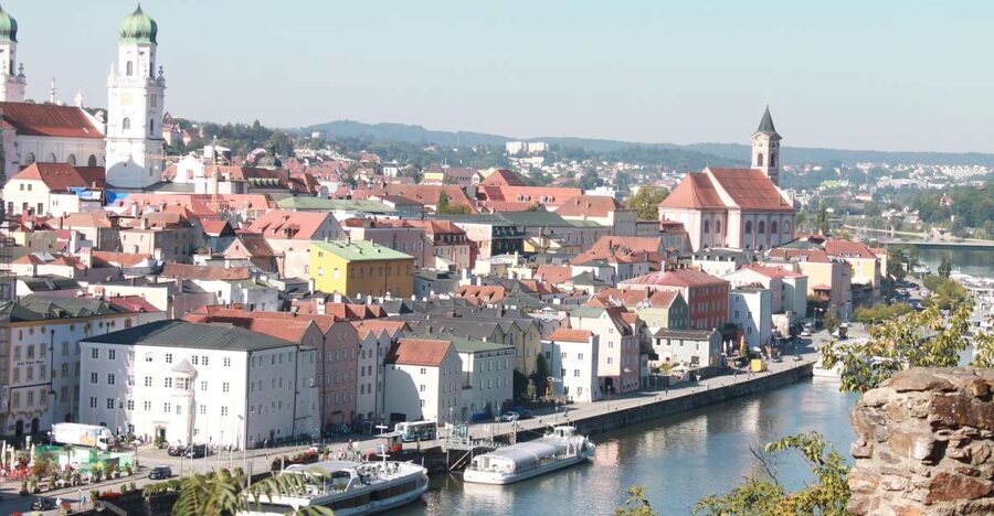 Passau: City Highlights Guided Walking Tour - Höllgasse Artists Alley and its painted stones