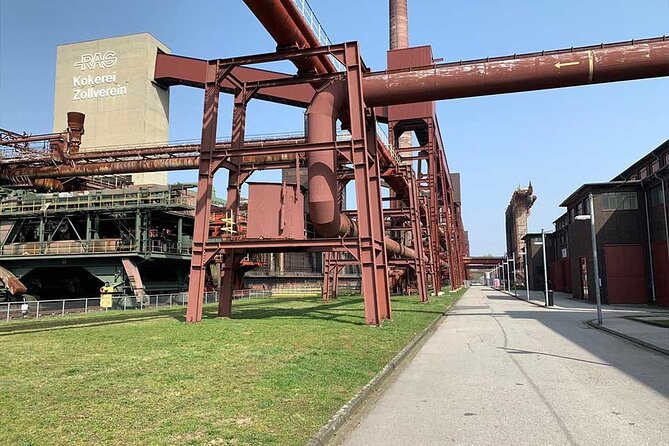 Private city rally around the Zollverein Coal Mine Industrial Complex in Essen - Meeting Detective Morgan through your phone
