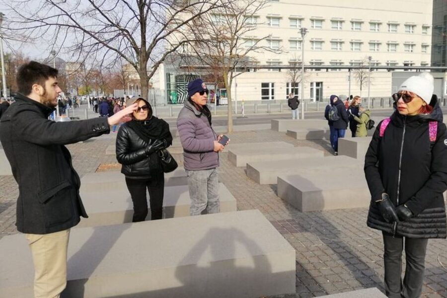 Private custom tour with a local guide Berlin - Why a private guide helps in Berlin