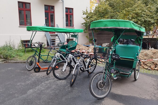 Private Guide Up to Group 6 - ONE Rickshaw, (E)Bikes, E-Scooters - Rotes Rathaus and the rebuilt City Palace