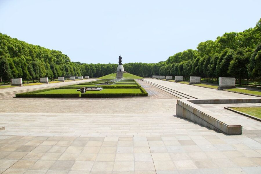 Private Highlights of Berlin Bike Tour - What the guides add to the ride