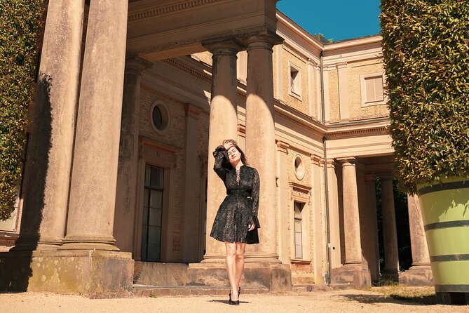 Private Personalized Photoshoot in Berlin - Kolonnadenhof for a different mood