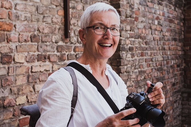 Private Photo Tour in Kreuzberg - The One-Hour Courtyard Session on Oranienstraße