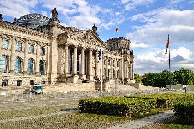 Private Taxi Tour of Berlin East and West and Neighbourhood approx. 4-6h - Unter den Linden and the old royal center