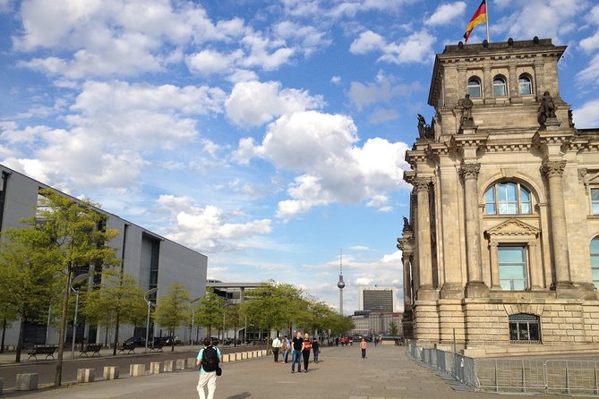 Private Taxi Tour of Berlin East and West and Neighbourhood approx. 4-6h - Tiergarten, Victory Column, and West Berlin