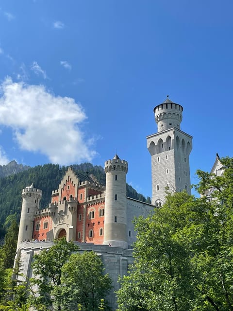 Private tour to Neuschwanstein castle from Munich - Oberammergau, painted houses and a proper break