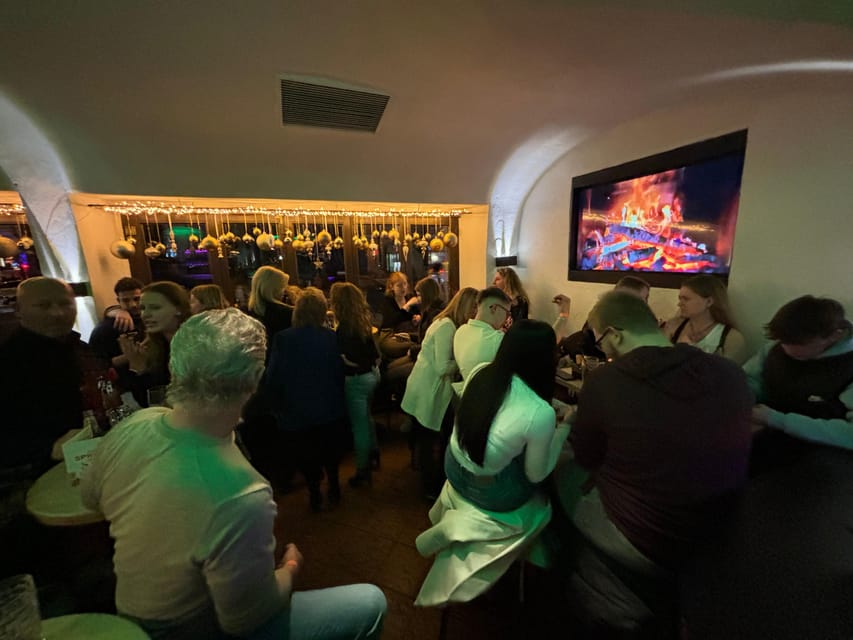 Pub crawl incl. Oktoberfest museum guided tour with beer tasting (private) - The Hofbräuhaus: Famous, Loud, and Worth Understanding