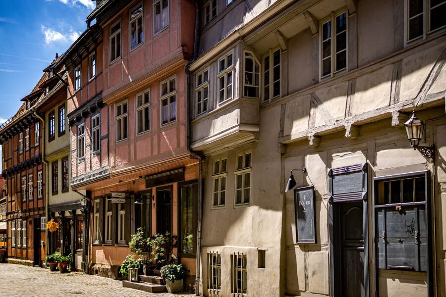 Quedlinburg: Guided City Highlights Walking Tour - Churches, old buildings, and the story behind the stones