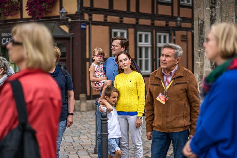 Quedlinburg: Guided City Highlights Walking Tour - Starting on market square with Quedlinburg’s civic center