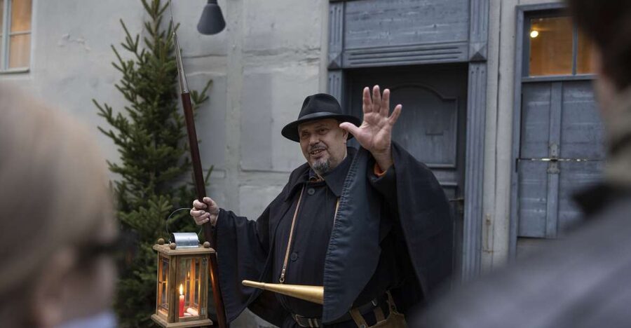 Quedlinburg: Historical Old Town Evening Walking Tour - Castle Hill and the Stiftshauptmann’s hard duty
