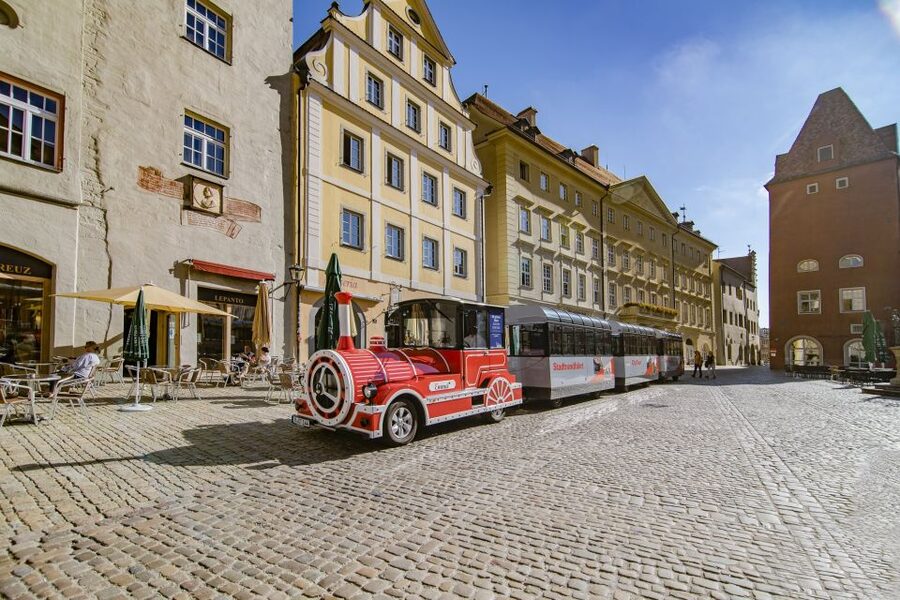 Regensburg: City Tour with the Bimmelbahn Train - The electric train and the comfort factor